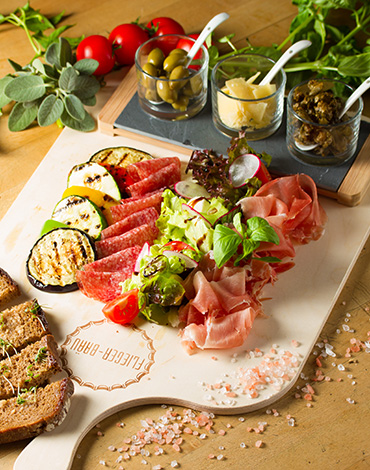 Antipasto-Misto mit Knoblauchbrot